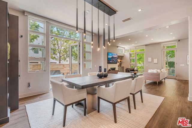 13042 W North Icon Circle, Playa Vista CA: https://media.crmls.org/mediaz/00dab91c-b899-484b-bb61-0bd1aaa5e54c.jpg