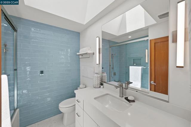 233 Melody Ln, Orinda CA: https://media.crmls.org/mediaz/00dcde7e-d1ac-43c5-b418-864885741ea5.jpg