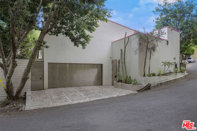 8514 Hillside Avenue, Los Angeles CA: https://media.crmls.org/mediaz/00dd8355-3f58-429c-8749-f29b1650ae39.jpg