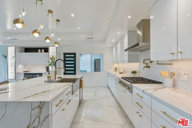 4854 Brewster Drive, Tarzana CA: https://media.crmls.org/mediaz/00de2b43-aeaf-40b9-b4ae-963a522a0c50.jpg