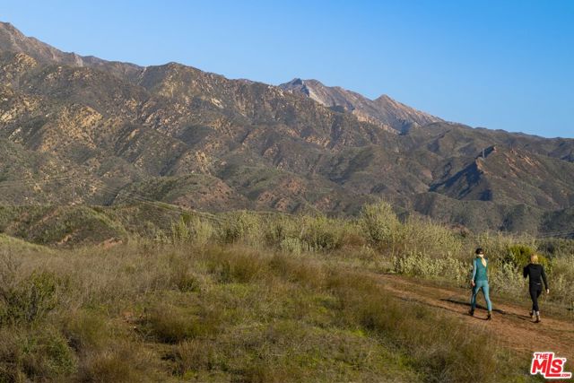 1915 Monte Alegre Drive, Carpinteria CA: https://media.crmls.org/mediaz/00e066f3-92d4-44be-90a8-4cb74305eef0.jpg