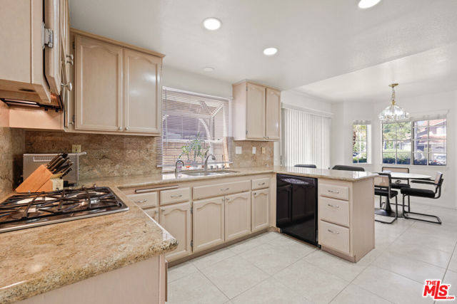 12119 Falcon Crest Way, Porter Ranch CA: https://media.crmls.org/mediaz/00e0a558-0977-4754-91c8-b6a07c71f903.jpg
