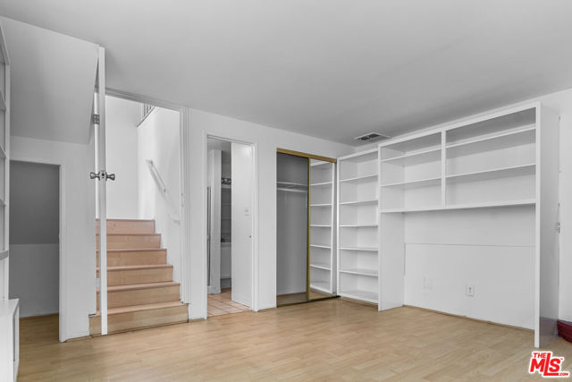 4660 Coldwater Canyon Avenue, Studio City CA: https://media.crmls.org/mediaz/00e1ca6a-1895-4382-85ff-c40e0e0b3986.jpg