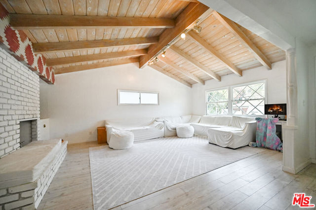 1545 3rd Street, Manhattan Beach CA: https://media.crmls.org/mediaz/00e24dbe-7117-42f0-a563-2524fa2cdad3.jpg