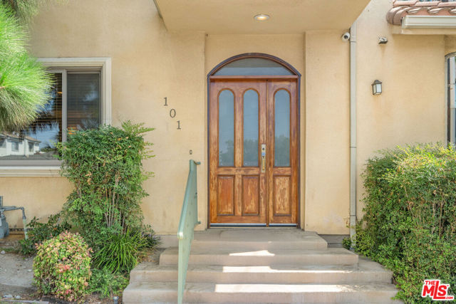 216 N Buena Vista Street, Burbank CA: https://media.crmls.org/mediaz/00e2ced9-3e4e-47e5-ba58-eb2518977c1c.jpg