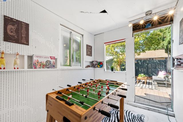 2449 26TH AVENUE, Oakland CA: https://media.crmls.org/mediaz/00e36373-b76b-4e9b-a2b1-cef7ca40cfe0.jpg