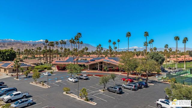 34 Camino Arroyo Place, Palm Desert CA: https://media.crmls.org/mediaz/00e3bd18-559a-4f47-b83e-352591efca4d.jpg