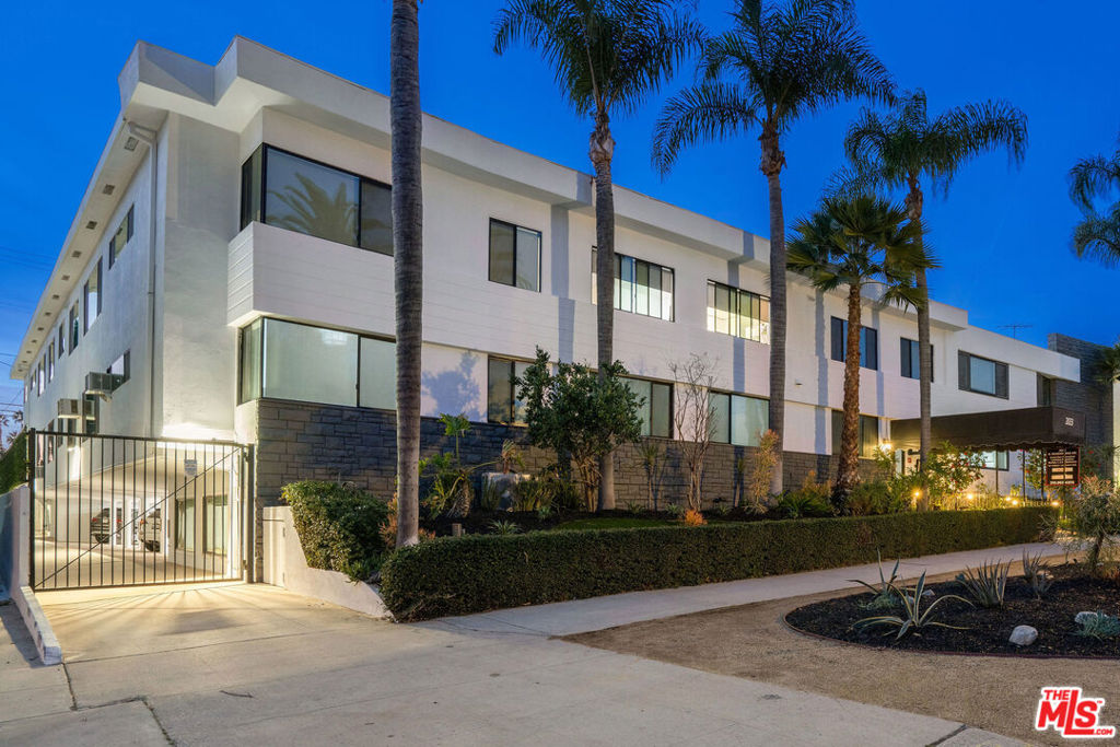 2033 N Beachwood Drive, Los Angeles, CA 90068