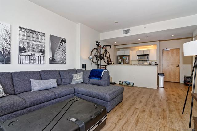 321 10th Avenue, San Diego CA: https://media.crmls.org/mediaz/00e4392d-2a7e-4fda-b3b0-1f9977aad2a4.jpg