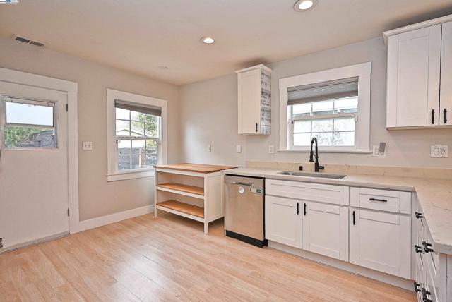 5706 Brookdale Ave, Oakland CA: https://media.crmls.org/mediaz/00e475d9-8a3a-4b77-9867-ce0f0283216b.jpg