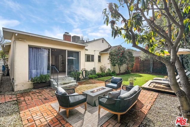 11319 Rose Avenue, Los Angeles CA: https://media.crmls.org/mediaz/00e4e1d5-295e-4564-920d-5c612cd4bff9.jpg