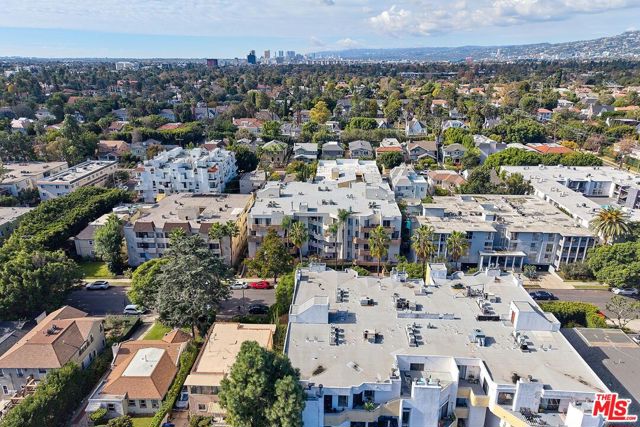 333 Westminster Avenue, Los Angeles CA: https://media.crmls.org/mediaz/00e4fbe6-6fce-461b-b957-8f29019ae19e.jpg