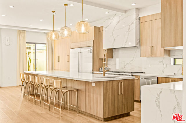 535 N Formosa Avenue, Los Angeles CA: https://media.crmls.org/mediaz/00e52547-ce20-45a7-b180-51e574826293.jpg