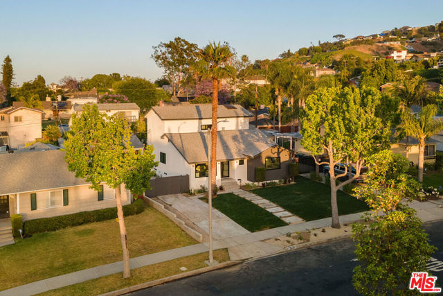 3820 S Burnside Avenue, Los Angeles CA: https://media.crmls.org/mediaz/00e691dd-936e-420f-a14d-3c28f392401e.jpg