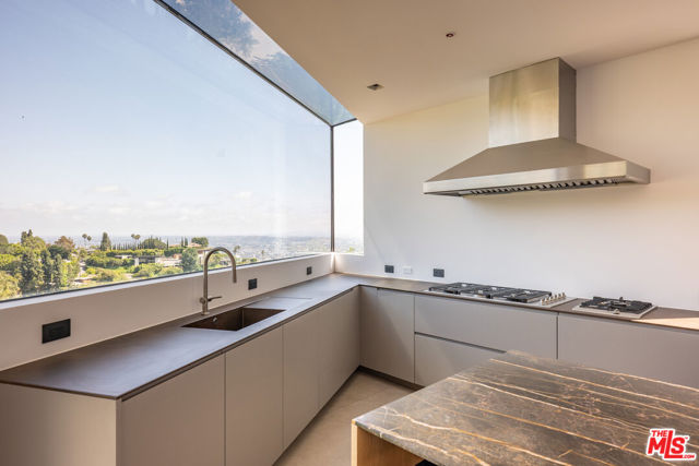 9277 Thrush Way, Los Angeles CA: https://media.crmls.org/mediaz/00e6b895-9f89-4667-8f2a-a0e7d038abe8.jpg