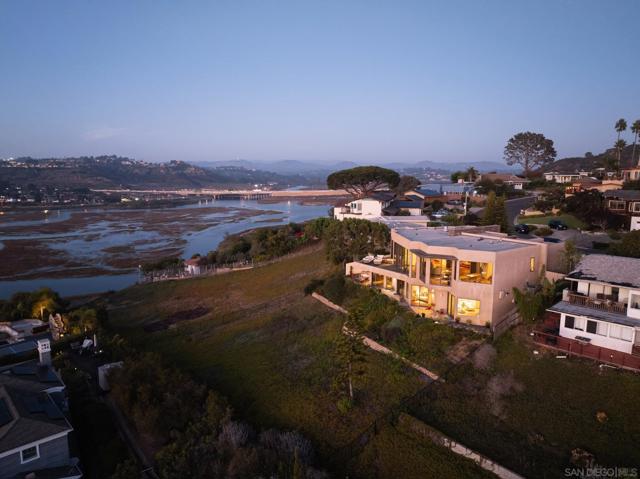 779 Barbara Ave, Solana Beach CA: https://media.crmls.org/mediaz/00e706f0-26eb-4f20-ae86-a8baf01e7e28.jpg