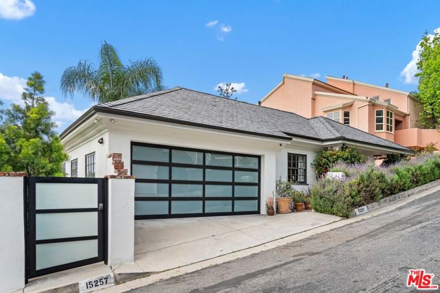 15257 Encanto Drive, Sherman Oaks CA: https://media.crmls.org/mediaz/00e82b2a-33c1-4c2f-b1e2-efd2c1d0f126.jpg