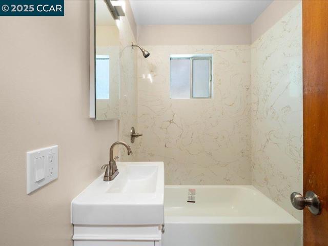 221 Green St, Martinez CA: https://media.crmls.org/mediaz/00e904ae-11a4-4ec3-91fc-08aae992b219.jpg