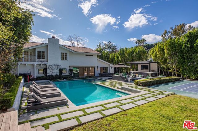 9823 Cardigan Place, Beverly Hills CA: https://media.crmls.org/mediaz/00e967cf-8328-45d5-be76-5d632c3d2b4e.jpg