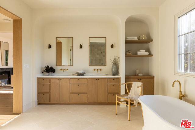 Image 19 of 28 For 525 Westmount Drive