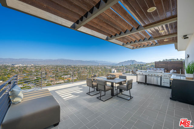 11725 Laurelwood Drive, Studio City CA: https://media.crmls.org/mediaz/00e9ee30-6c60-4895-99ca-03071014ef10.jpg