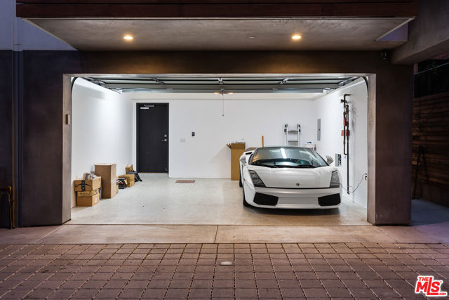 1337 N Fuller Avenue, Los Angeles CA: https://media.crmls.org/mediaz/00e9ffc9-9d46-4578-b74a-0ee6421be209.jpg