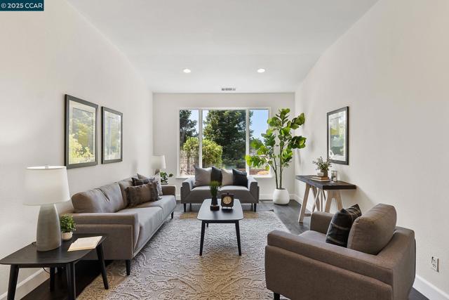 2058 Marazzani Dr, Martinez CA: https://media.crmls.org/mediaz/00ea3a1a-da98-4454-9527-6fc2e53f91be.jpg