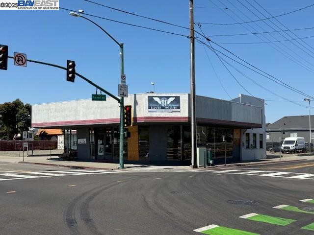 1825 Park St, Alameda CA: https://media.crmls.org/mediaz/00eae5dc-091a-49de-bca6-ca3ced2c015e.jpg