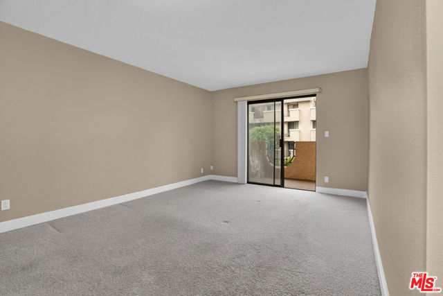 1633 S Bentley Avenue, West Los Angeles CA: https://media.crmls.org/mediaz/00eaf639-da42-49e1-88b7-3250abca9a83.jpg