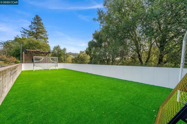 125 Sleepy Hollow Ln, Orinda CA: https://media.crmls.org/mediaz/00eb7ace-e7b0-479e-af5d-6c813dcb7c11.jpg