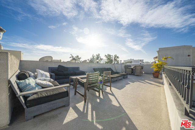 122 N Clark Drive, West Hollywood CA: https://media.crmls.org/mediaz/00ec9eae-2294-488a-8442-5c07fe85bf57.jpg