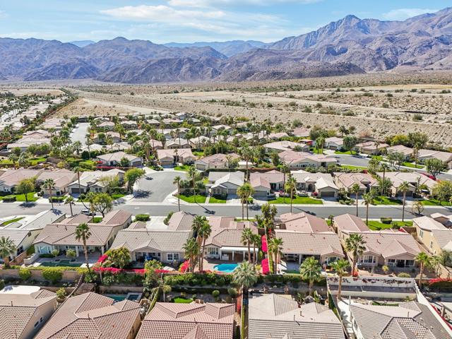 60920 Living Stone Drive, La Quinta CA: https://media.crmls.org/mediaz/00ee4c1f-2600-4142-984c-7bb983c585ec.jpg