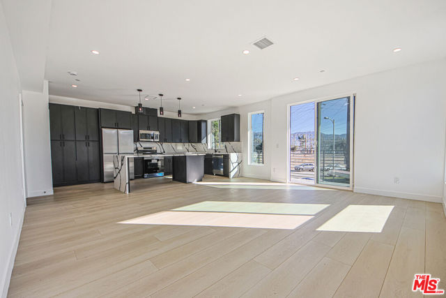 5709 Auckland Avenue, North Hollywood CA: https://media.crmls.org/mediaz/00ee8c14-f8bc-4c14-ba8a-cebe6143d854.jpg