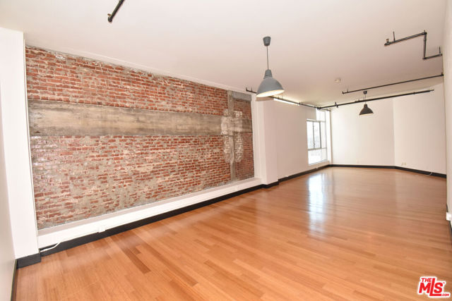 620 S Main Street, Los Angeles CA: https://media.crmls.org/mediaz/00eea029-f982-4117-b2ca-6015aaa899b5.jpg