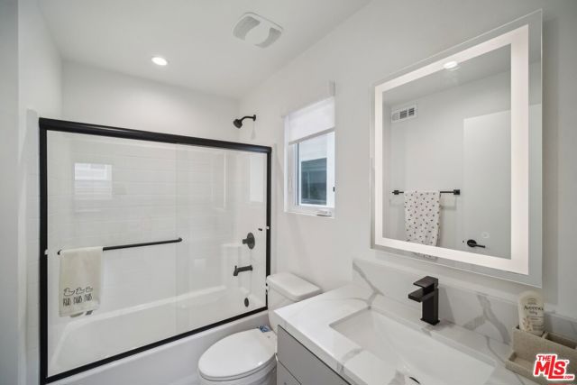 11821 W Holly Way, Valley Village CA: https://media.crmls.org/mediaz/00ef2157-04a9-4e18-aee5-12ae095eee31.jpg