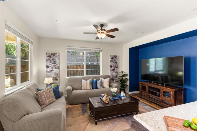 6505 Brando Loop, Fair Oaks CA: https://media.crmls.org/mediaz/00f066f8-2f11-4344-b093-ae7174fd96a7.jpg
