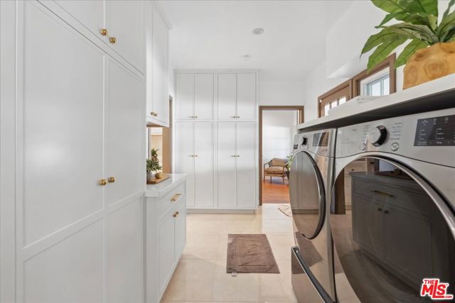 814 Foothill Road, Beverly Hills CA: https://media.crmls.org/mediaz/00f30f55-06d7-4387-aae3-1354a141ba6b.jpg