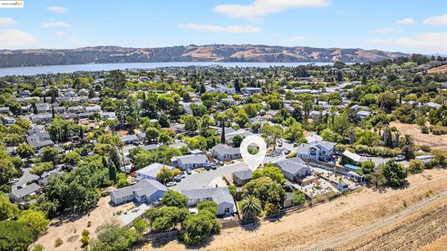41 Corte Dorado Ct., Benicia CA: https://media.crmls.org/mediaz/00f3cd75-7ea1-4507-bddd-3d8b8bd6e95a.jpg