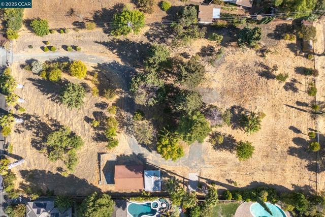 1051 Tilley Cir, Concord CA: https://media.crmls.org/mediaz/00f3f013-3edb-46c7-834c-8bc605e7e80d.jpg
