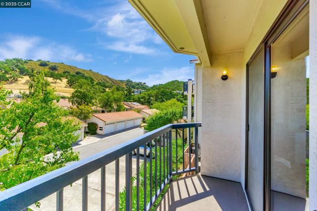 4467 Terra Granada Dr, Walnut Creek CA: https://media.crmls.org/mediaz/00f51b20-726d-4126-bebb-f960bc3af7b6.jpg