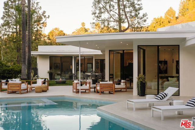 1935 Loma Vista Drive, Beverly Hills CA: https://media.crmls.org/mediaz/00f551bf-b557-403b-9df8-0f1c6d652f76.jpg