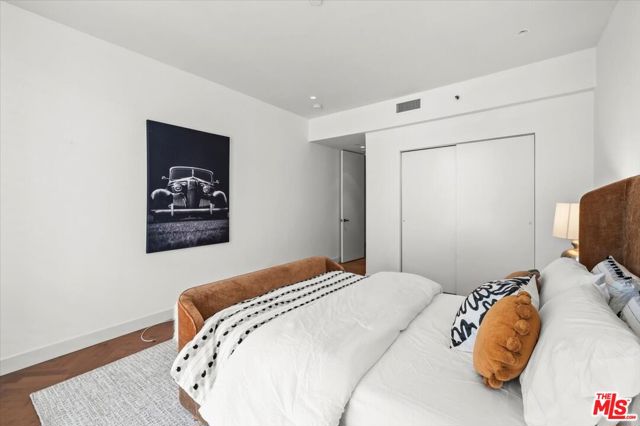 300 N Swall Drive, Beverly Hills CA: https://media.crmls.org/mediaz/00f60a73-62c9-4b12-af21-f87f66372fb3.jpg