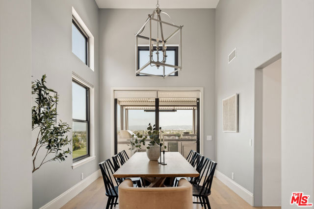 6592 Kentwood Bluffs Drive, Los Angeles CA: https://media.crmls.org/mediaz/00f65b0d-fa49-49f7-a303-18dd98678145.jpg