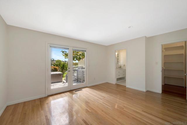 1211 W Muirlands Dr, La Jolla CA: https://media.crmls.org/mediaz/00f6f60c-9631-44c2-afed-5e1442a7c09f.jpg