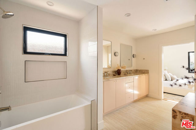 3820 S Burnside Avenue, Los Angeles CA: https://media.crmls.org/mediaz/00f7094e-38de-47cf-addc-2f1bf4c2deed.jpg