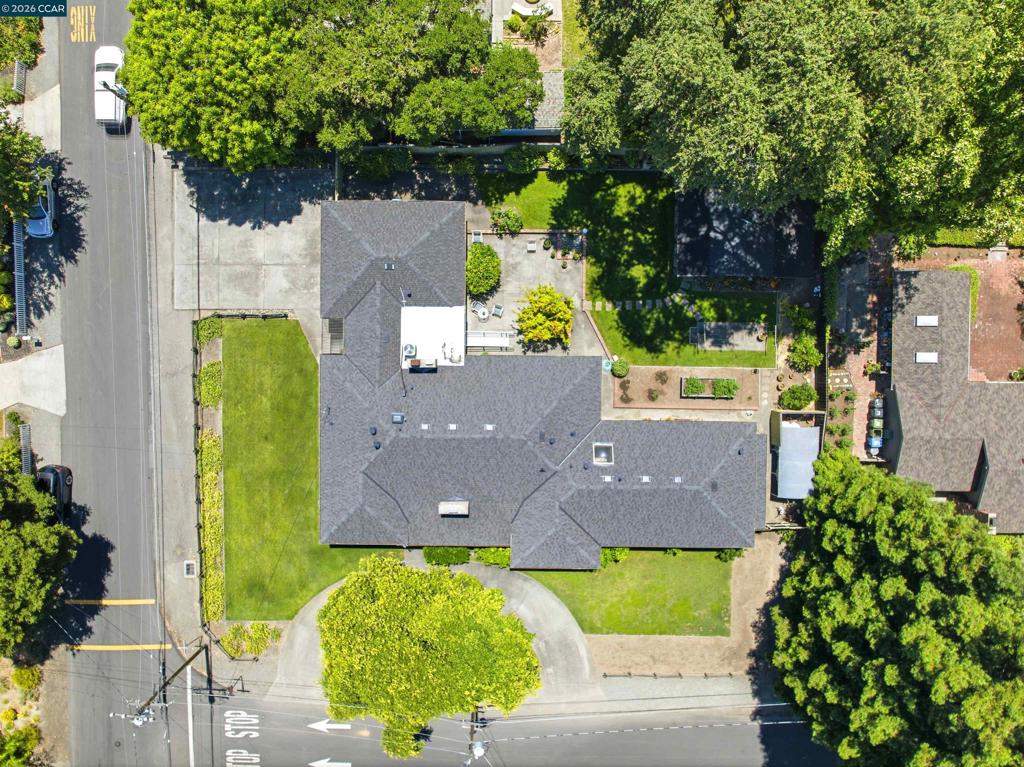 https://media.crmls.org/mediaz/00f7a489-e9bf-47ee-80c0-34dea51b2251.jpg?preset=X-Large