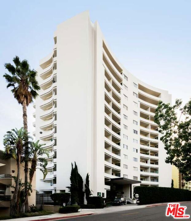 7250 Franklin Avenue, Los Angeles CA: https://media.crmls.org/mediaz/00f7abf2-cdcf-4c54-94ad-9c63f9d46d68.jpg