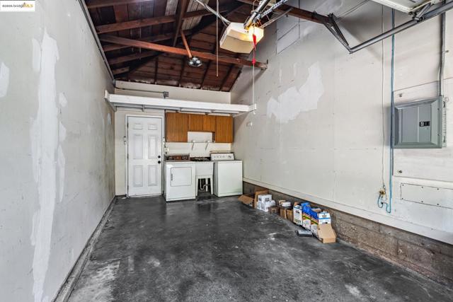 1621 Everett St, El Cerrito CA: https://media.crmls.org/mediaz/00f96319-d928-4a66-992e-8362a6090a2c.jpg