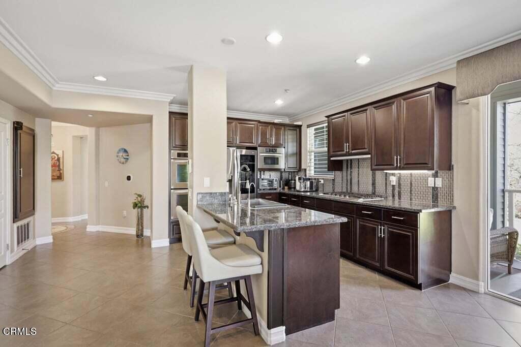 https://media.crmls.org/mediaz/00f990ad-4e2a-4c7d-8cf4-8da17c33624c.jpg?preset=X-Large