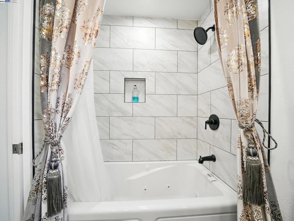 https://media.crmls.org/mediaz/00fa6b8e-ed6d-460f-8909-c0354279f229.jpg?preset=X-Large